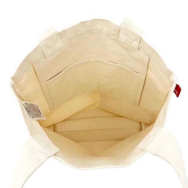 内側には2つの吊りポケットを装備。リップやイヤホンなど、細かいアイテムもすっきり収納できる