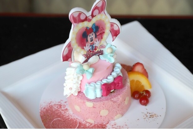 上段のムースを彩る水色のリボンは、バタークリーム。プレートをピンク色に染めるのは、甘酸っぱいストロベリーパウダーだ