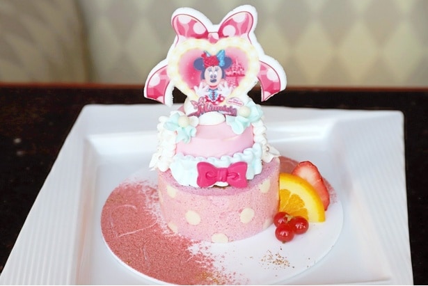 リボンやドットなどのモチーフでキュートに飾られた「チェリーとチーズのケーキ」。一番上の砂糖菓子をよく見ると、ミニーマウスの背後にシンデレラ城とドット柄のカーペットが!