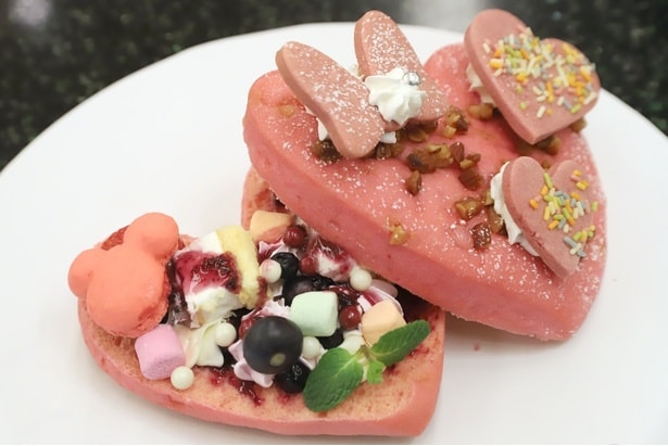 ピンク色の“ミッキーマカロン”も!たっぷり入ったブルーベリーも美味