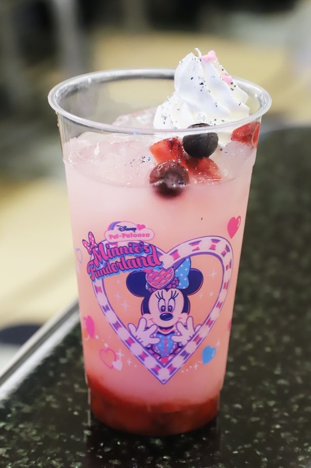 「チックタック・ダイナー」のスペシャルドリンクは、ミニーマウスがデザインされたかわいいカップも注目ポイント