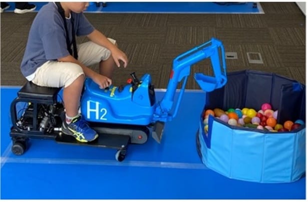 「水素でうごく遊具体験」では、自分で作った水素でショベルカーを動かせる