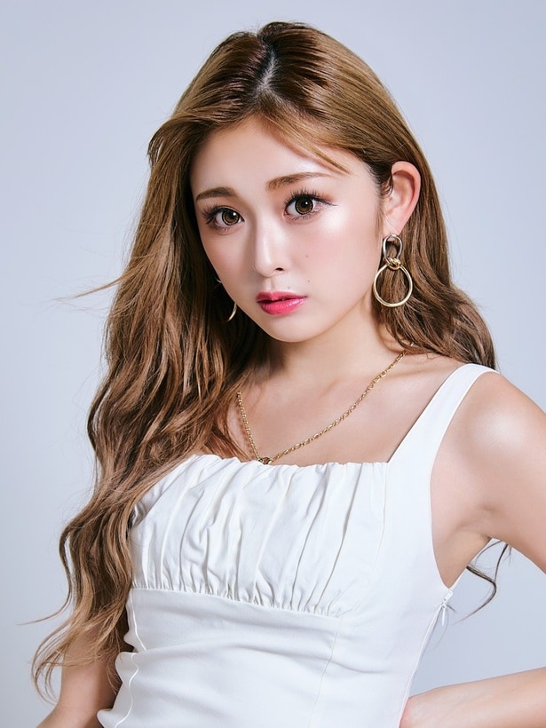 【画像】オープニングイベントのゲスト・ゆうちゃみさん。足漕ぎ発電機を使った水素生成にも挑戦する