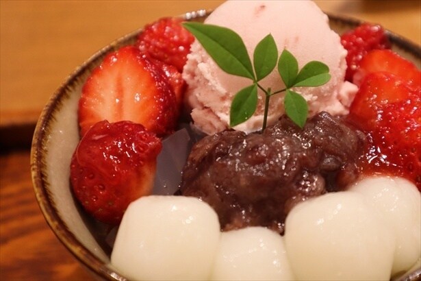 みずみずしいいちごをはじめ、白玉やアイスクリームものった贅沢なあんみつ