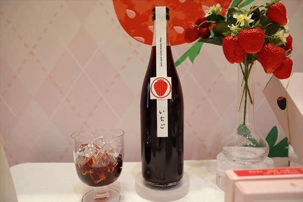 鶴梅 苺(はせがわ酒店)720ミリリットル　1650円、1800ミリリットル　3300円