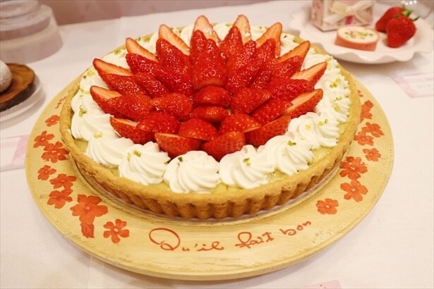 静岡県産“きらぴ香”とピスタチオのタルト(キル フェ ボン) テイクアウト ホール/25cm 1万5984円、1ピース 1598円、イートイン(ピース)1628円　※2月15日(日)まで