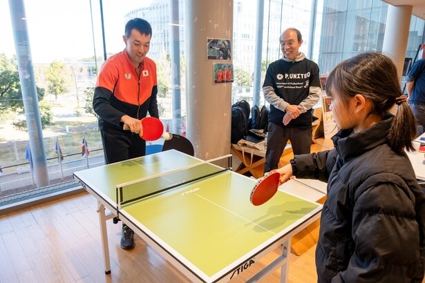 パリ2024パラリンピック日本代表の竹守彪(たけもりたけし)選手も、参加者と一緒にプレーしていた