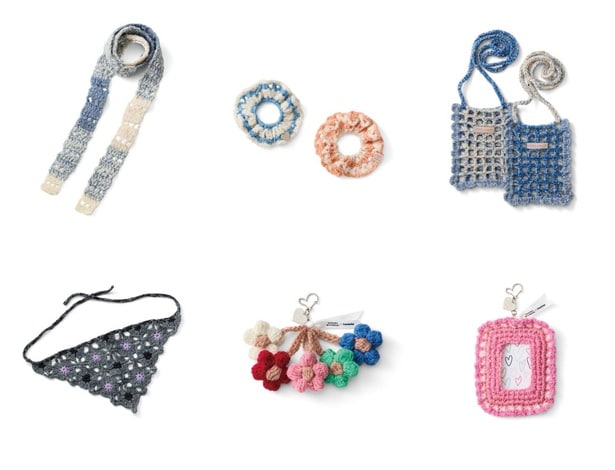 画像左上から時計回りに、ロングマフラー、フリルシュシュ、サコッシュ、フォトカードケース、フラワーモチーフのチャーム、バブーシュカ