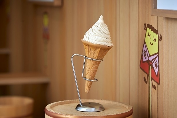 シャワーのように糸状に出されたプリンソフトクリーム