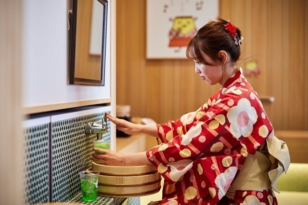 温泉蛇口から自分で注いで楽しめるソーダジュース