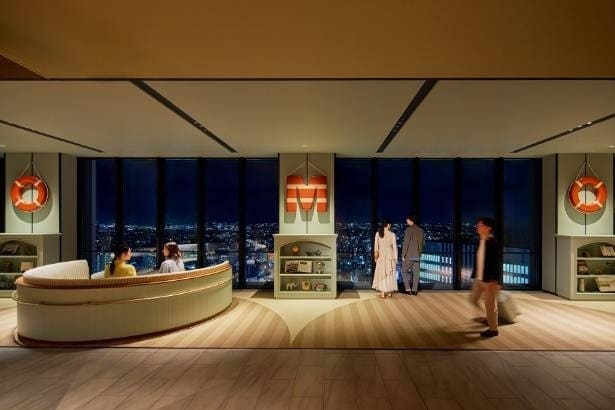 【写真】夜のエントランスからは眼下に広がる夜景を独り占めできる