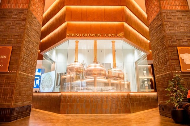 3つの釜を使って作る麦汁を、地下のブルワリーで発酵させ、「ヱビス ∞(インフィニティ)」など限定ビールが醸造されている