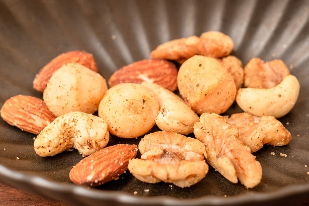 ヒミツのスパイスで味付けされた、人気のナッツもぜひ味わいたい