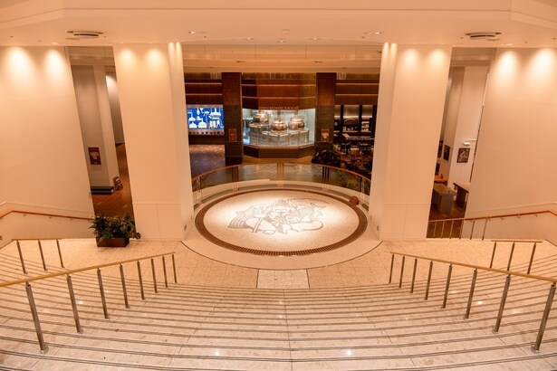 エントランスから階段を降りてYEBISU BREWERY TOKYOへ。モザイクアートのヱビスロゴがお出迎え