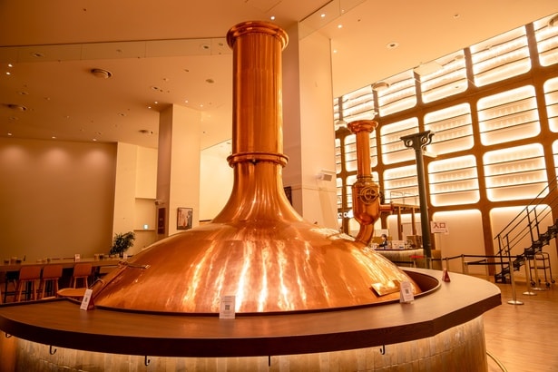 サッポロビール恵比寿工場で、実際に使われていた釜を囲むカウンター