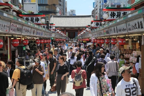 雷門をくぐると広がる仲見世の活気