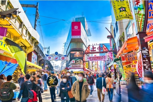 色鮮やかな看板が並び観光客でにぎわう