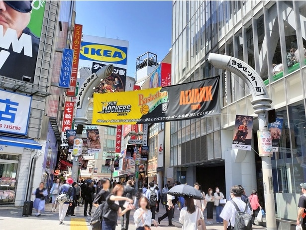 昼間の渋谷センター街入口、活気あふれる通り