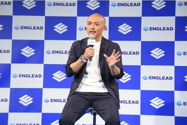 流暢な英語で「サッカーを始めたきっかけ」などを話す小野伸二さん