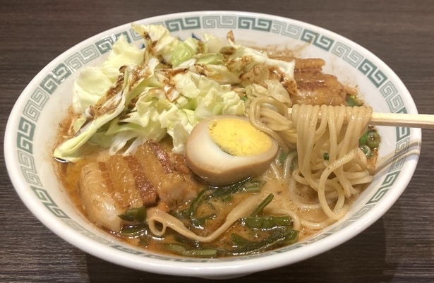 【写真】「太肉麺(ターローメン)」(1350円)。生キャベツなどの具材が入る一杯には、ミネラルをはじめとする五大栄養素が含まれる