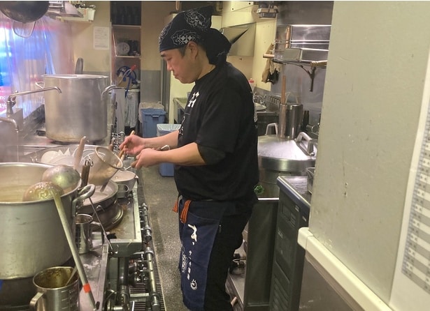 店長の黄(コウ)さん。ラーメンには塩ダレを合わせて、あっさりかつ動物系のスープの旨味を重視