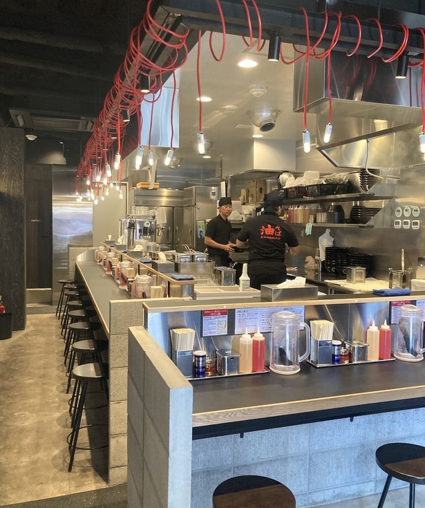 おしゃれで清潔感漂う空間が広がる。汗かく辛さの「辛味噌油そば」もイチオシ！