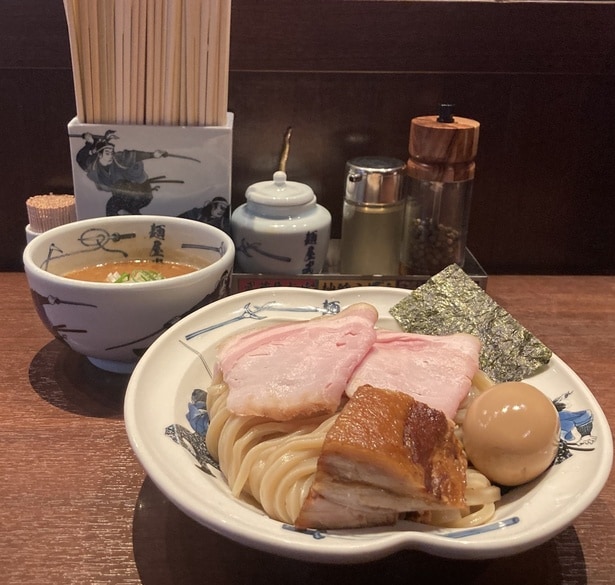 「濃厚武蔵つけ麺」(こってり味1590円)。麺は大盛り(茹でる前で約300グラム、茹で後は約500グラム)