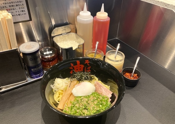 麺に合わせる秘伝の油とタレが、旨さをより一層引き立てる