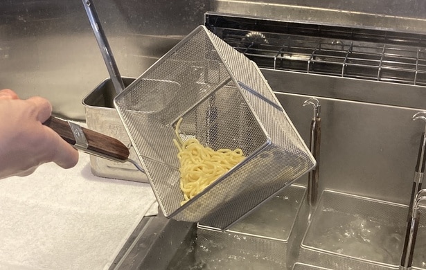 茹で後にあえて湯切りせず、蒸らしてモチモチ食感を重視するのもこだわり