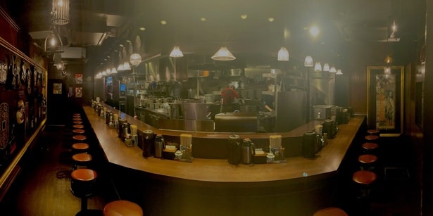 厨房を見渡せ、ライブ感も楽しめる。自家製の「生七味」など卓上の調味料で味変できる