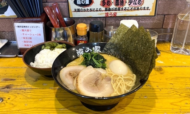 「家系ラーメン(早稲田スペシャル)」(醤油1100円)。麺の固さ、味の濃さ、油の量は各3段階から選べる。写真は全部普通