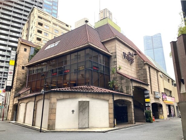 オフィスビルやレストラン、バーがひしめく“ザ・六本木”の街中で長年営業を続ける