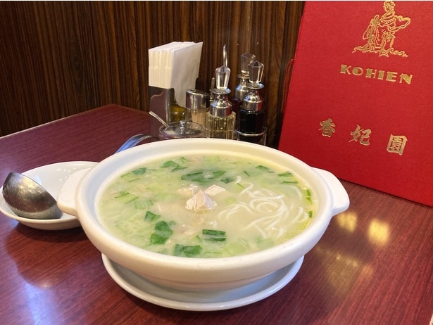 「特製とり煮込みそば」(1650円)。土鍋は冷めにくく、熱々で楽しめるのが特徴