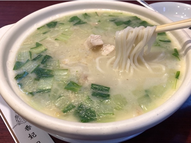 特注の麺を使用。江戸野菜の一種・シントリ菜を使うのも珍しい