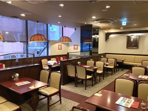 約110席の大型店舗。ランチ・ディナータイムなどを避ければ複数人でも並ばずに入れる