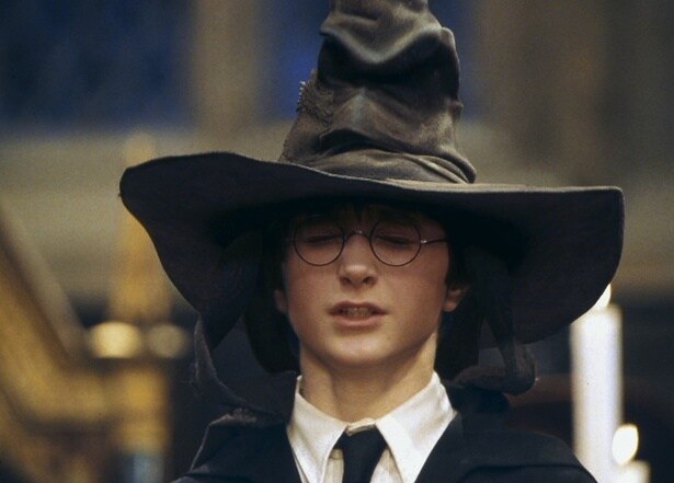 映画『ハリー・ポッターと賢者の石』より、組分けの儀式で運命の瞬間を迎えるハリー