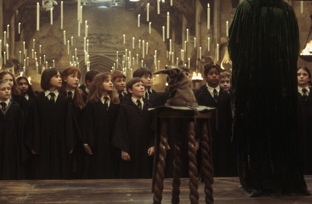 映画『ハリー・ポッターと賢者の石』より、組分けの儀式を緊張の面持ちで見守る新入生たち