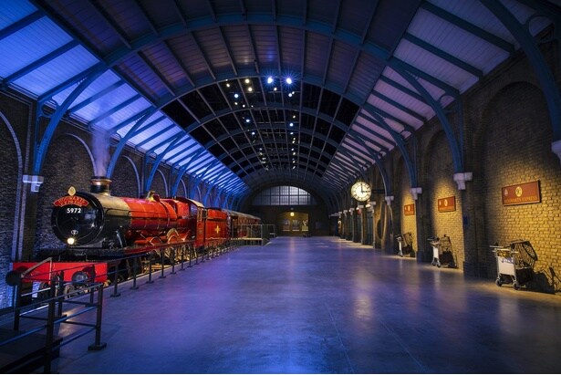  ハリーがホグワーツへと旅立った9と3/4番線。ホグワーツ特急が停車するホームも再現