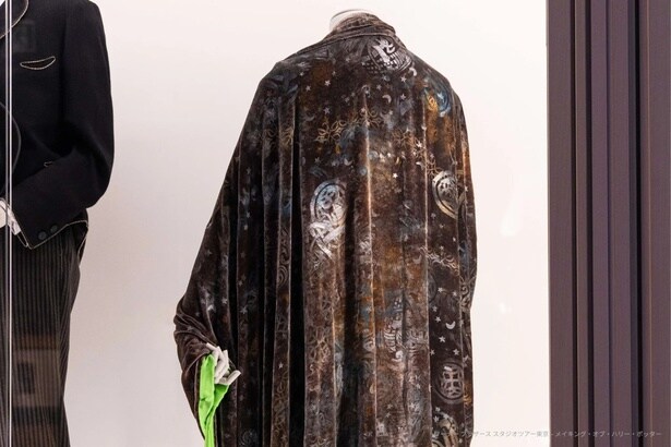 撮影に使用された透明マント。内側にはグリーンの布が使われたものも