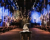 ハリポタ映画25周年記念！スタジオツアー東京「ホグワーツからの招待状」が3月18日よりスタート！組分けの儀式を再現＆透明マントの撮影秘話も公開