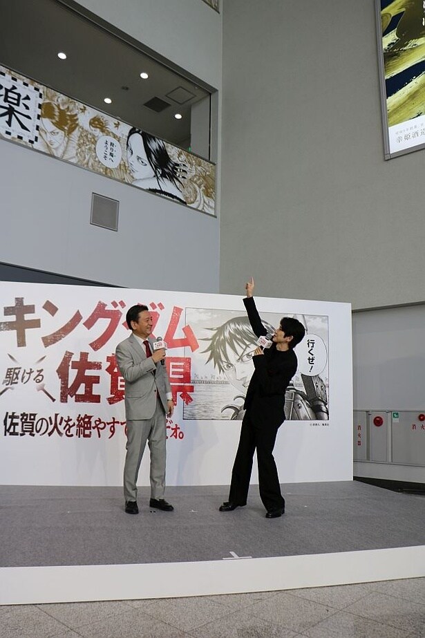 「あ、騰(とう)もいるんだ！」と本郷さん。佐賀県知事の山口祥義さん(写真左)と装飾をチェック！