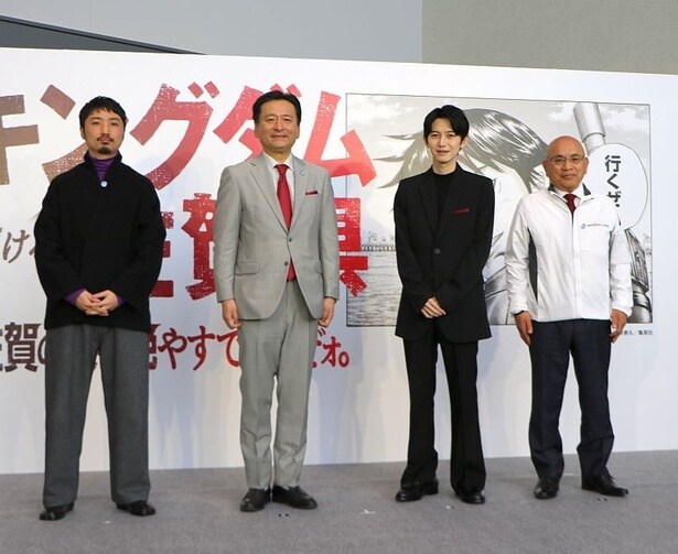 ⼈間国宝・井上萬⼆さんの孫であり、井上萬⼆窯三代⽬の陶芸家・井上祐希さんも登壇(写真左)