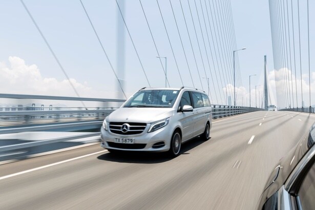 【写真】ビジネスの品格を支える「メルセデス・ベンツSクラス」などのプレミアム車両を採用