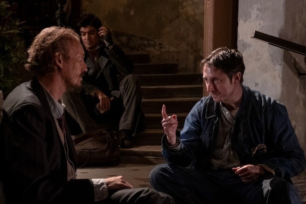 左から芸術家のユトリロ(ブリュノ・グエリ)とスーティン(ライアン・マクパーランド)