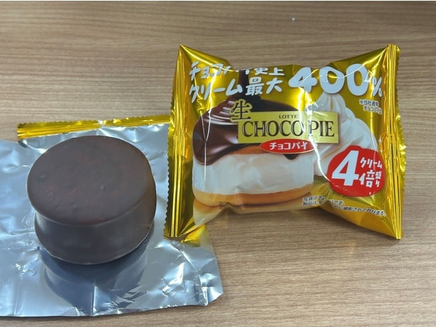 「生 チョコパイ<4倍盛り>」の見た目は通常の「チョコパイ」に似ているが、中身が多いので厚さもかなり感じられる