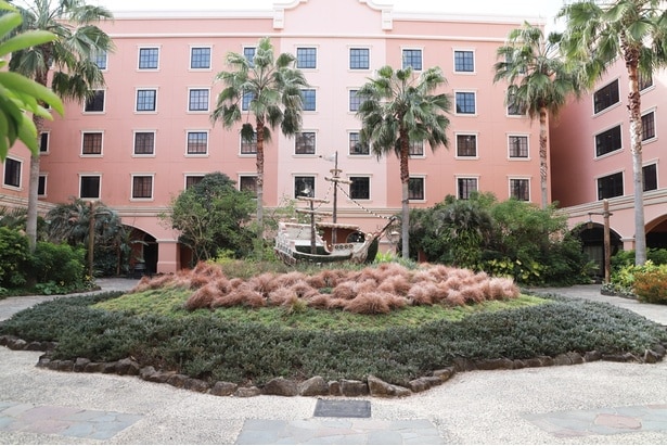 ディスカバー棟の中庭は、中央にある海賊船が注目ポイント