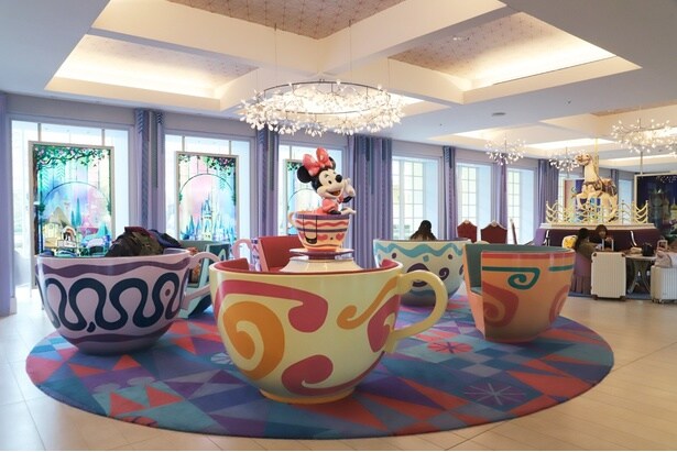 「アリスのティーパーティー」をイメージした椅子が並ぶ、ウィッシュ棟のロビー。奥には「キャッスルカルーセル」の白馬も！