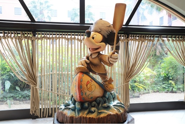 ディスカバー棟のロビーでは、冒険家にふんしたミッキーと写真が撮れる！