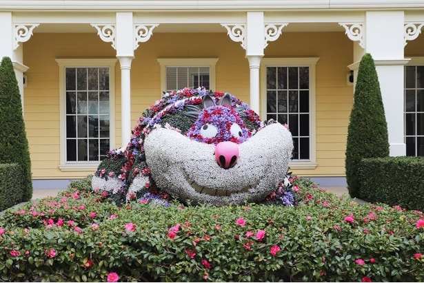 「東京ディズニーランド・エレクトリカルパレード・ドリームライツ」のフロートをイメージした装飾が、ウィッシュ棟の中庭を彩る