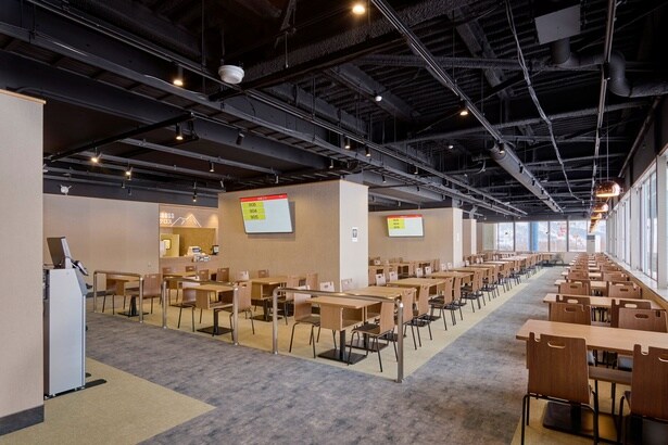 リニューアルした「ローンパイン」。窓から光が差し込み、とても開放的